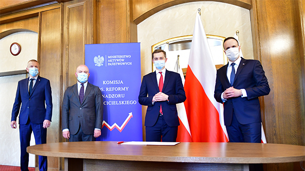 Na zdjęciu )od lewej): dr hab. Marek Leśniak; not. Mariusz Białecki, Sebastian Kaleta i Janusz Kowalski 